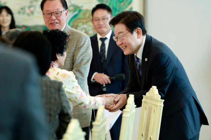 폴더 인사한 李대통령 "정말 별것 아닌 욕망 때문에…"