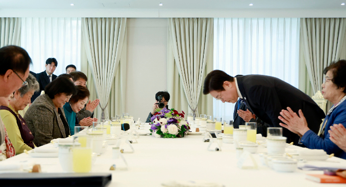 이재명 대통령이 13일 용산 대통령실에서 열린 민주화실천가족운동협의회 초청 오찬 간담회에서 참석자들에게 인사하고 있다. 연합뉴스