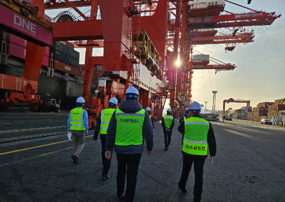 해수부 관계자들이 재난에 대비해 항만 크레인을 점검하고 있다. 해수부 제공