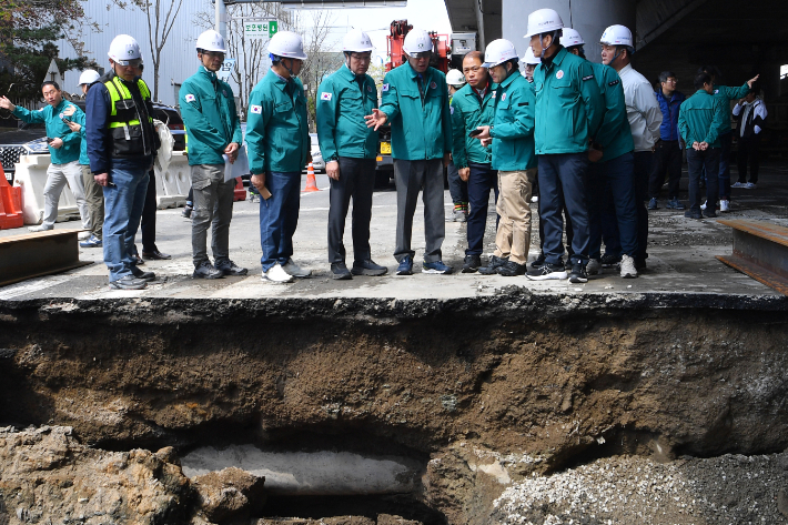 박형준 부산시장 등이 지난 4월 사상~하단선 공사현장 주변에서 발생한 땅꺼짐을 살펴보고 있다. 부산시 제공