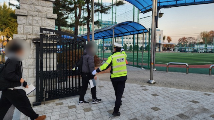 집에 두고 온 수험표를 경찰이 학부모에게 인계받아 수험생에게 전달하는 모습. 대전경찰청 제공