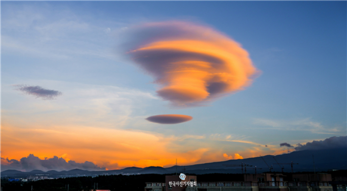 뉴시스 제주본부 우장호 기자가 지난 9월 13일 보도한 일명 '렌즈구름(lenticularis Cloud)' 사진이 한국사진기자협회 제273회 이달의 보도사진상 네이처 부문에서 최우수상을 수상했다. 한국사진기자협회 제공 