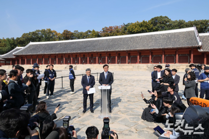 최휘영 문화체육관광부 장관과 허민 국가유산청장(오른쪽)이 7일 오후 서울 종묘 정전 상월대에서 종묘 앞 개발 관련 대법원 판결과 관련한 입장을 밝히고 있다. 대법원은 지난 6일 국가유산청(옛 문화재청)과 사전 협의 없이 문화재 외곽 지역 개발규제를 완화한 서울시 조례 개정은 정당하다고 판단을 내린 바 있다. 박종민 기자