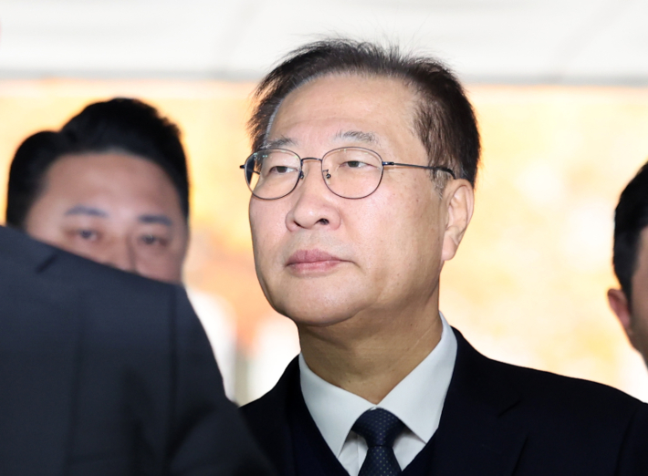 내란 중요임무 종사 및 직권남용 권리행사 방해 혐의로 구속영장이 청구된 박성재 전 법무부 장관이 13일 서울 서초구 서울중앙지법에서 열린 구속 전 피의자 심문(영장실질심사)에 출석하기 위해 법정으로 향하고 있다. 연합뉴스