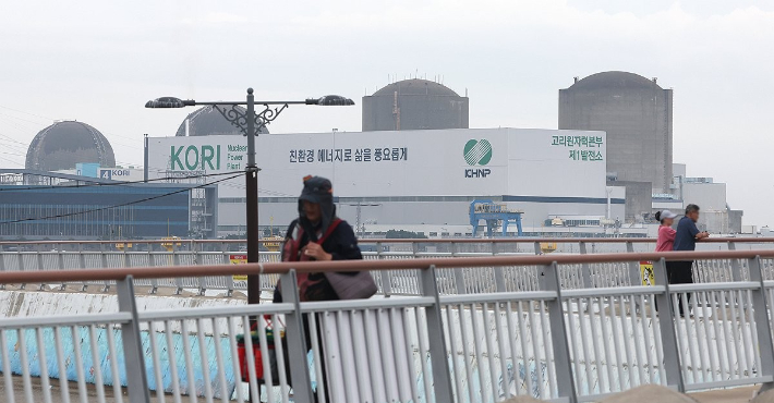 부산 기장군 장안읍 월내 쪽에서 바라본 고리2호기(오른쪽 두 번째) 모습. 연합뉴스