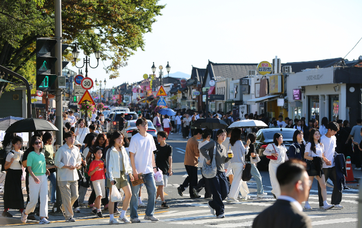 지난 추석연휴 기간 경주 황리단길을 찾은 관광객들. 경주시 제공