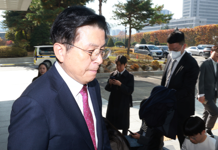 내란 선전·선동 혐의 관련 내란특검팀에 의해 체포된 황교안 전 국무총리가 12일 서울 서초구 서울고등검찰청에 마련된 내란 특검 사무실로 향하고 있다. 연합뉴스