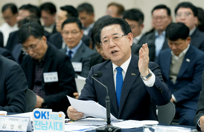 김영록 전라남도지사가 13일 여수시청 대회의실에서 열린 '여수시 정책비전 투어' 행사에서 인사말을 하고 있다. 전라남도 제공