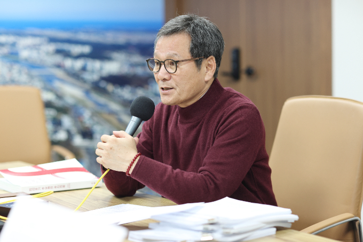 강원CBS.강원영동CBS 시사프로그램 <최진성의 위클리오늘>에 출연한 김홍규 강릉시장. 강릉시 제공