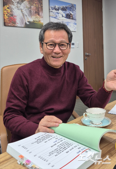 강원CBS.강원영동CBS 시사프로그램 <최진성의 위클리오늘>에 출연한 김홍규 강릉시장이 취임 초기부터 계획해 온 생활용수 공급 확대 계획을 설명하고 있다 . 강민주 PD