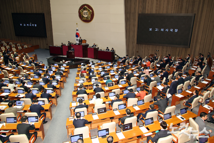 13일 오후 서울 여의도 국회에서 열린 제429회 국회(정기회) 제12차 본회의에서 국민의힘 추경호 의원에 대한 체포동의안이 보고되고 있다. 윤창원 기자