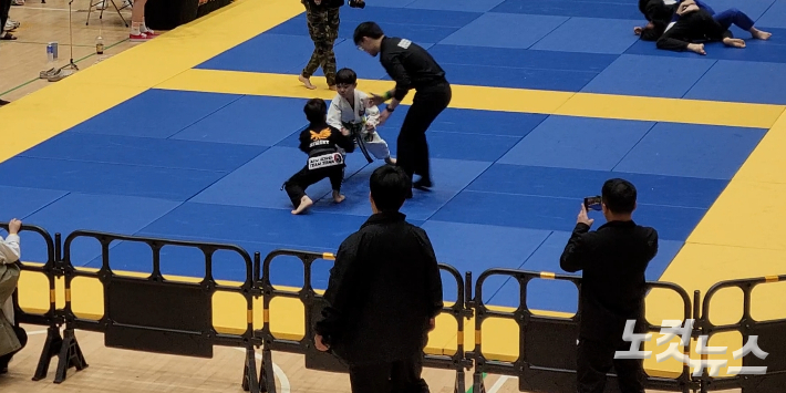 주짓수 선수들이 경기를 하고 있는 모습. 본 기사 내용과는 무관함. 박창주 기자