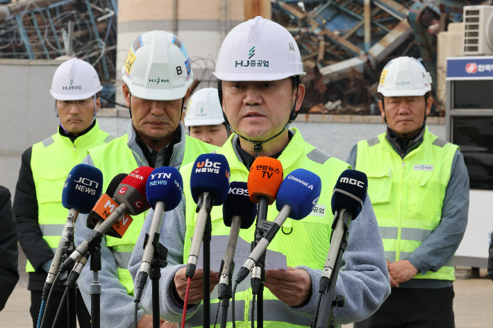 울산화력발전소 보일러 타워 붕괴 사고 8일째인 13일 오전 HJ중공업 김완석 대표가 발전소 후문 앞에서 사고 후 첫 입장 발표를 하고 있다. 연합뉴스