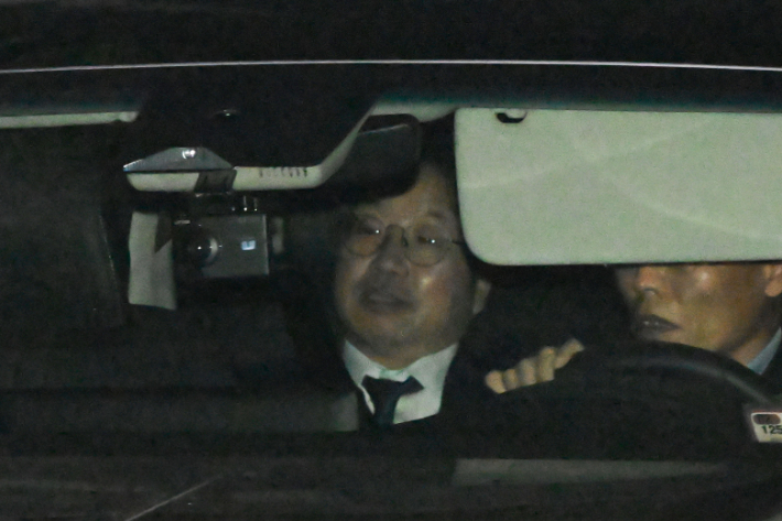 사의를 표명한 노만석 검찰총장 직무대행이 12일 서울 서초구 대검찰청에서 퇴근하고 있다. 연합뉴스