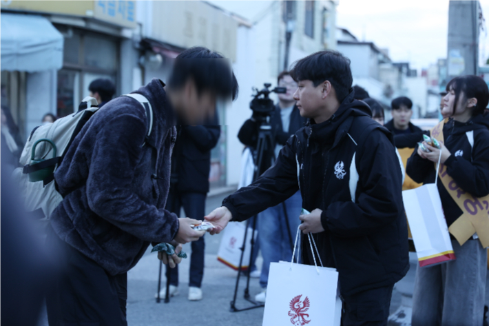 광주FC가 13일 광주 서석고등학교를 방문해 수험생들을 응원하는 장면. 광주FC 제공