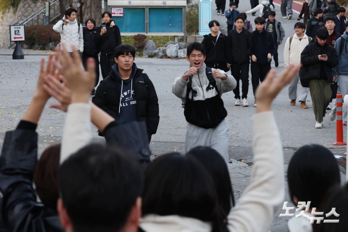 2026학년도 대학수학능력시험일인 13일 오후 서울 종로구 경복고등학교에서 학부모들이 시험을 마친 수험생들을 반겨주고 있다.