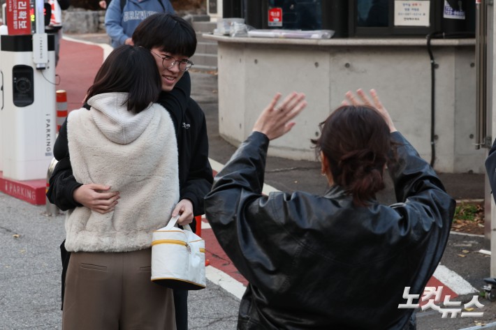 2026학년도 대학수학능력시험일인 13일 오후 서울 종로구 경복고등학교에서 학부모들이 시험을 마친 수험생들을 반겨주고 있다.