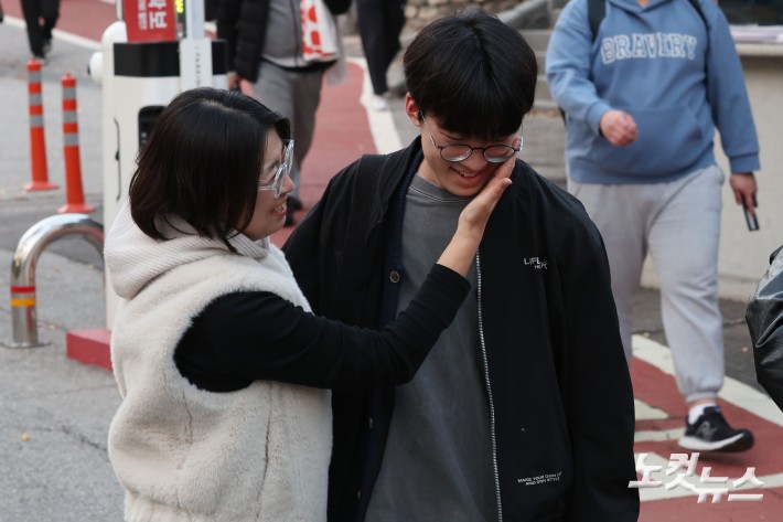 2026학년도 대학수학능력시험일인 13일 오후 서울 종로구 경복고등학교에서 학부모들이 시험을 마친 수험생들을 반겨주고 있다.