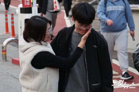 2026학년도 대학수학능력시험일인 13일 오후 서울 종로구 경복고등학교에서 학부모들이 시험을 마친 수험생들을 반겨주고 있다.