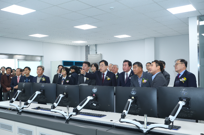 주낙영 경주시장과 참석자들이 공유배터리 안전연구센터 내 관제실을 둘러보며 시설 설명을 듣고 있다. 경주시 제공