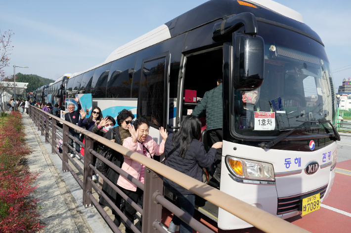 수도권 열차 관광객 240명이 울진역에 내린 뒤 이동을 위해 버스를 타고 있다. 울진군 제공