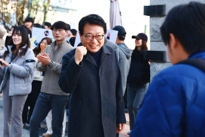 손병복 울진군수가 '2026학년도 대학수학능력시험' 시험장인 울진고등학교를 방문해 수험생들을 격려하고 있다. 울진군 제공