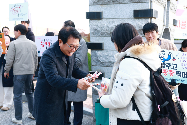 손병복 울진군수가 '2026학년도 대학수학능력시험' 시험장인 울진고등학교를 방문해 수험생들을 격려하고 있다. 울진군 제공