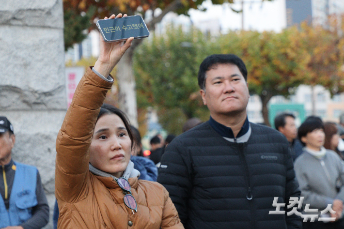 한 학부모가 수능을 마치고 나온 수험생을 기다리고 있다. 임성민 기자