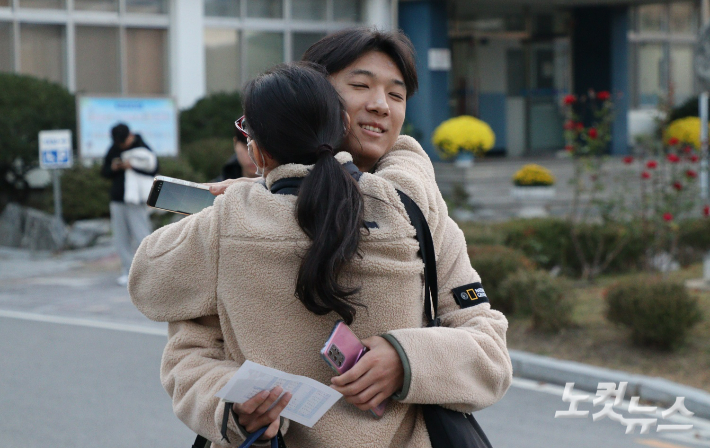 한 학부모가 수능을 보고 나온 자녀를 꼭 안아주고 있다. 임성민 기자