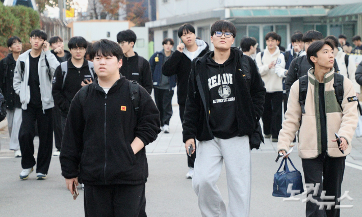 13일 2026학년도 대학수학능력시험이 치러진 충북고등학교에서 시험을 마친 수험생들이 시험장을 나서고 있다. 임성민 기자