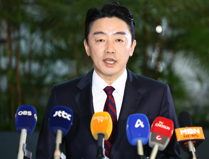 대통령 전략경제협력 특사로 임명된 강훈식 대통령 비서실장이 13일 인천국제공항 제1여객터미널 출국장에서 아랍에미리트(UAE) 아부다비로 출국하기 전 취재진과 약식 인터뷰를 하고 있다. 연합뉴스