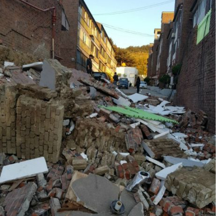 2017년 11월 15일 지열발전 물주입에 의한 5.4 촉발지진으로 무너진 건물잔해들. 자료사진