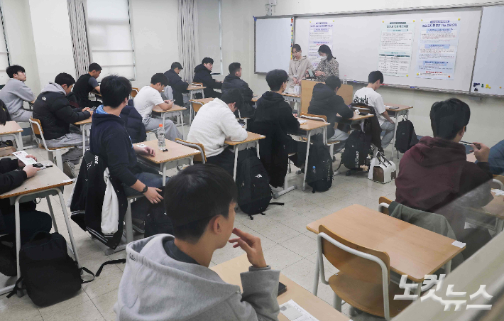 2026학년도 대학수학능력시험이 실시된 13일 오전 서울 용산구 용산고등학교에서 수험생들이 시험 준비를 하고 있다. 사진공동취재단