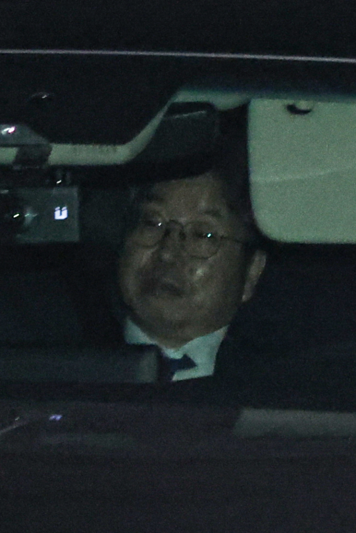 퇴근하는 노만석 검찰총장 대행. 사의를 표명한 노만석 검찰총장 직무대행이 12일 서울 서초구 대검찰청에서 퇴근하고 있다. (연합뉴스)