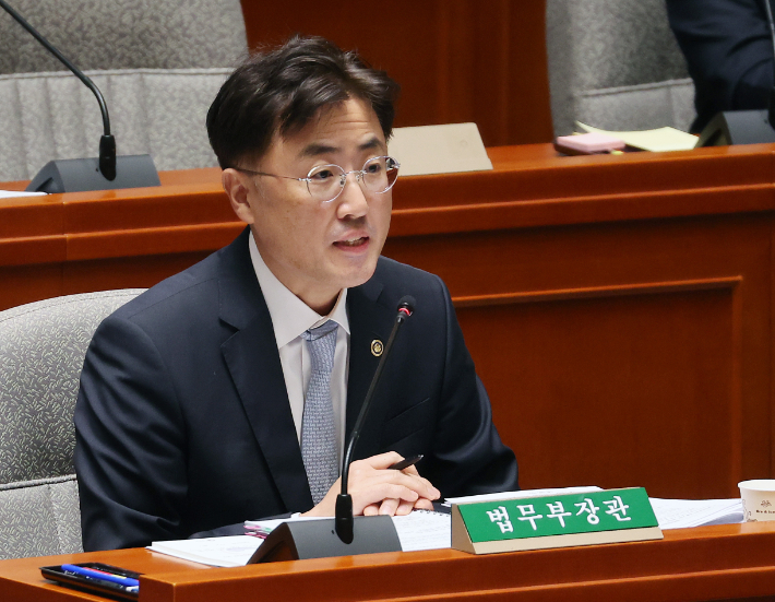 예결위 전체회의 출석한 이진수 법무부 차관    (서울=연합뉴스) 박동주 기자 = 이진수 법무부 차관이 12일 국회에서 열린 예산결산특별위원회 전체회의에 출석해 있다. 2025.11.12     pdj6635@yna.co.kr (끝)   <저작권자(c) 연합뉴스, 무단 전재-재배포, AI 학습 및 활용 금지> 연합뉴스