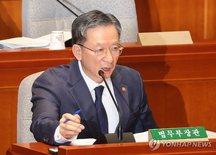 (서울=연합뉴스) 박동주 기자 = 정성호 법무부 장관이 13일 국회에서 열린 예산결산특별위원회 전체회의에 출석해 질의에 답하고 있다. 2025.11.13 pdj6635@yna.co.kr 연합뉴스