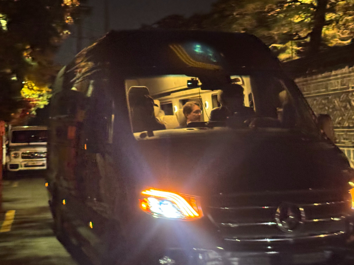 승지원에 도착한 올라 칼레니우스 메르세데스-벤츠 회장. 연합뉴스