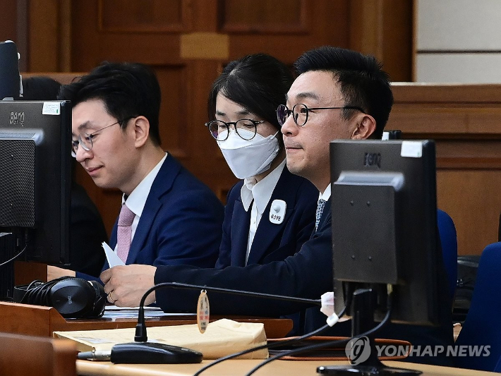 도이치모터스 주가조작 혐의와 통일교 금품수수 의혹 등으로 구속기소 된 김건희 여사가 24일 서울 서초구 서울중앙지법에서 열린 첫 재판에 출석해있다. (연합뉴스)