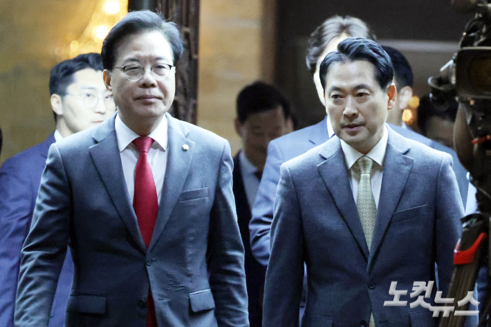 국민의힘 장동혁 대표와 송언석 원내대표(왼쪽)가 13일 서울 여의도 국회에서 열린 의원총회에 참석하고 있다. 윤창원 기자