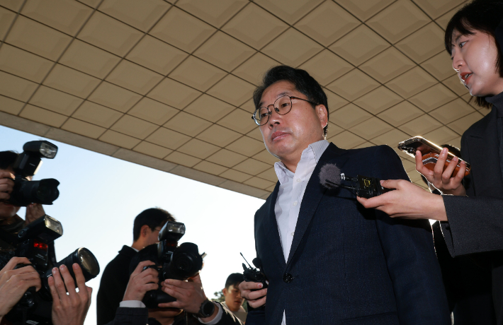 노만석 검찰총장 직무대행이 12일 서울 서초구 대검찰청으로 출근하고 있다. 연합뉴스