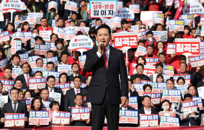 장동혁 국민의힘 대표가 12일 서울 여의도 국회 본관 계단에서 열린 대장동 일당 7400억 국고 환수 촉구 및 검찰 항소 포기 외압 규탄대회에서 규탄사를 하고 있다. 류영주 기자