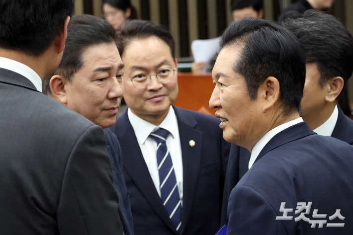 더불어민주당 정청래 대표와 김병기 원내대표가 13일 서울 여의도 국회에서 열린 의원총회에서 대화를 하고 있다. 윤창원 기자