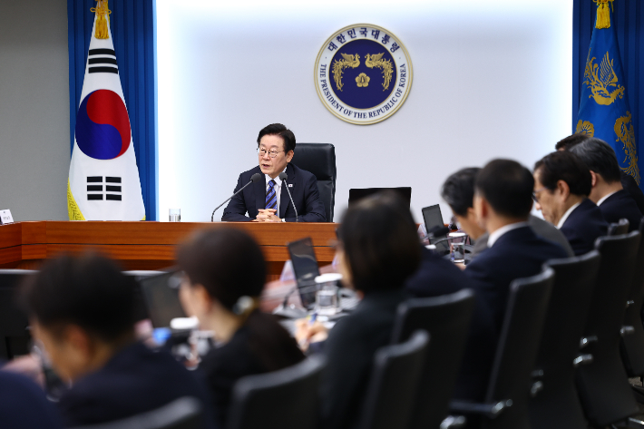 이재명 대통령이 13일 용산 대통령실에서 열린 수석보좌관회의를 주재하고 있다. 연합뉴스