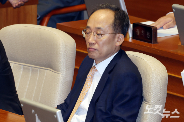 국민의힘 추경호 의원이 13일 오후 서울 여의도 국회에서 열린 제429회 국회(정기회) 제12차 본회의에 참석하고 있다. 윤창원 기자