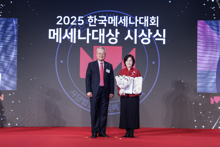 '제26회 메세나대상 시상식'에서 삼성문화재단이 대상을 수상했다. 윤영달 한국메세나협회 회장(오른쪽)과  홍라희 리움미술관 명예관장. 한국메세나협회 제공