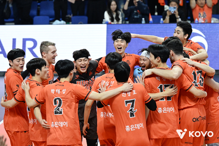 13일 현대캐피탈을 상대로 첫 홈 경기 승리를 거둔 OK저축은행 선수들이 기뻐하는 모습. KOVO 