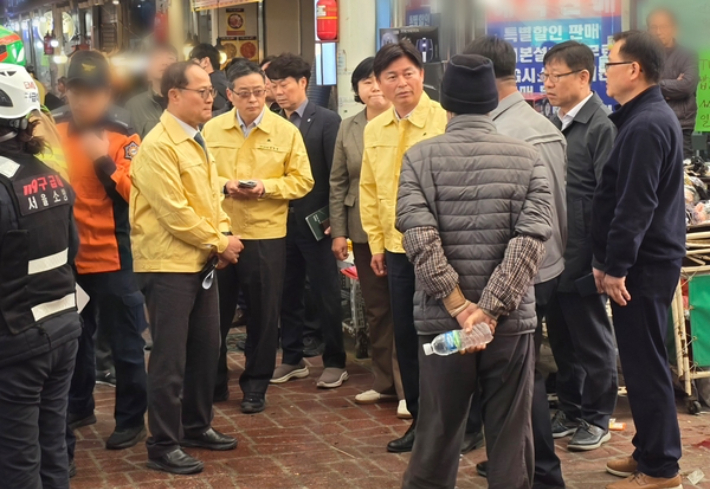 조용익 부천시장이 13일 트럭 돌진 사고로 다수의 피해자가 발생한 부천시 원종구 제일시장 현장을 점검하고 있다. 부천시 제공