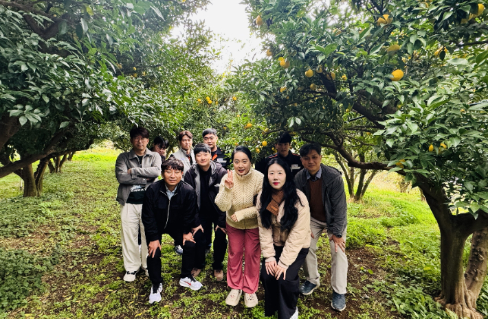 전라남도는 지난 11일부터 12일까지 '2025 투자유치 협약기업 문화체험' 행사를 진행한 가운데 참가자들은 여수 갯벌노을마을에서 채소 뽑기 체험을 하며 농촌 정취와 생태 가치를 느꼈다. 전라남도 제공  