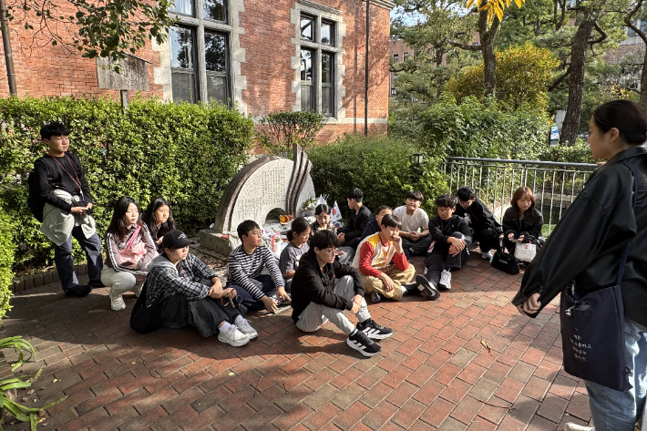 청소년들은 일본의 전통과 현대는 물론 윤동주, 정지용의 시비를 탐방하기도 했다. 포항YMCA 제공 