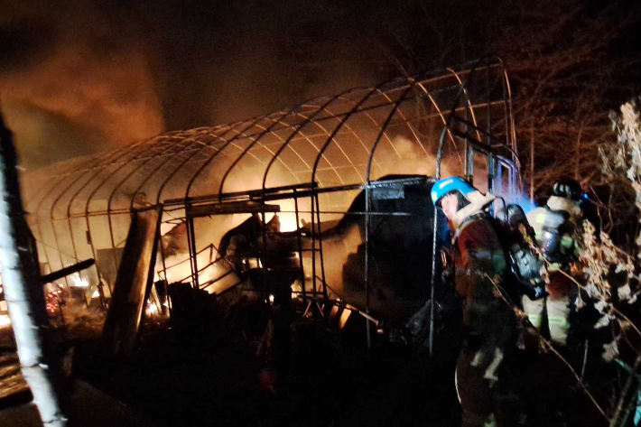 지난 13일 오후 7시 33분쯤 강원 횡성군 서원면 서원청소년야영장 인근 주택에서 불이 나 3시간 30여분 만에 진화됐다. 강원소방본부 제공